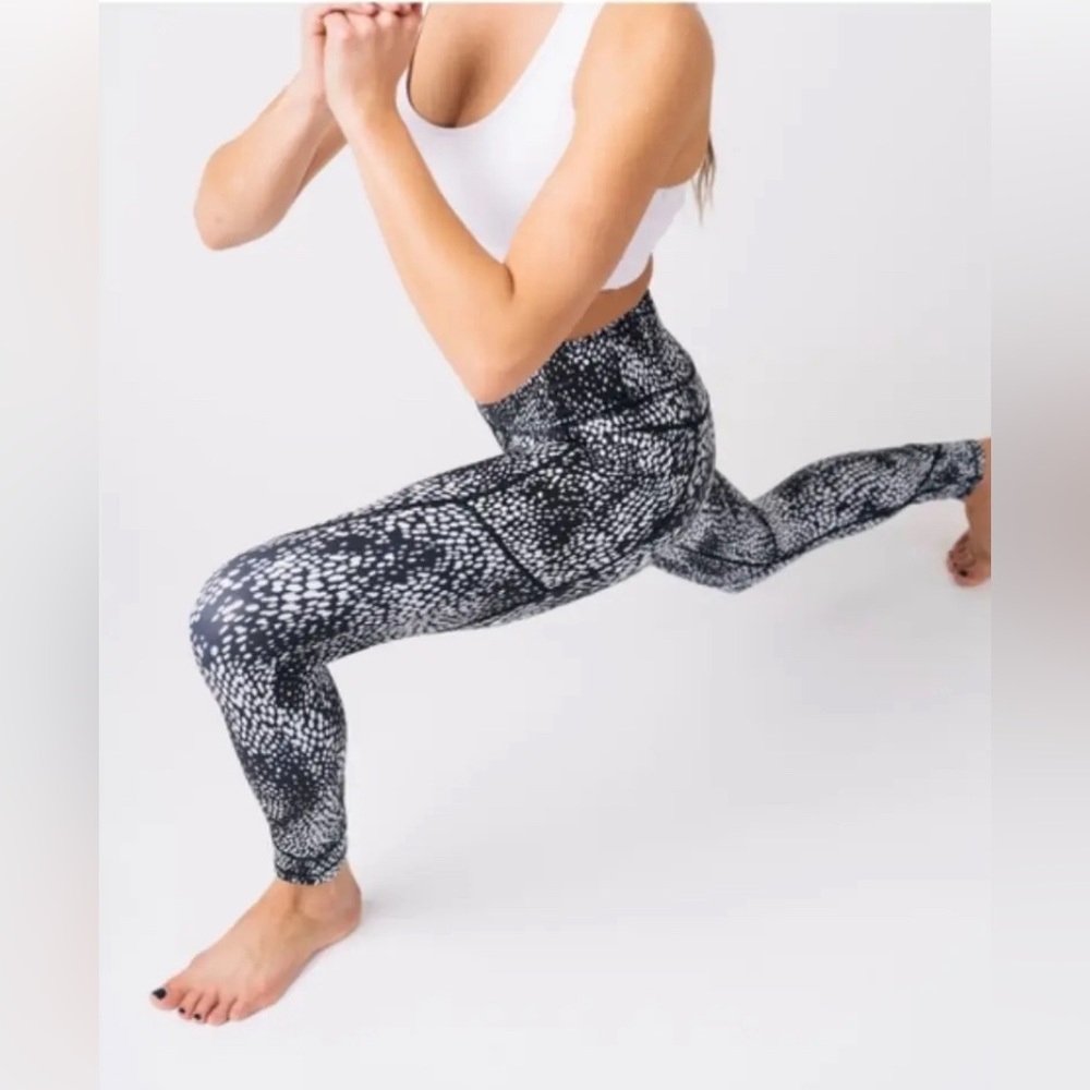ZYIA Active Light n Tight Hi-Rise Black Viper 7/8 length Size 2